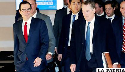 El secretario del Tesoro de los Estados Unidos, Steven Mnuchin y el representante de Comercio de los Estados Unidos, Robert Lighthizer, salen del Westin Hotel en Pekín, China /EFE