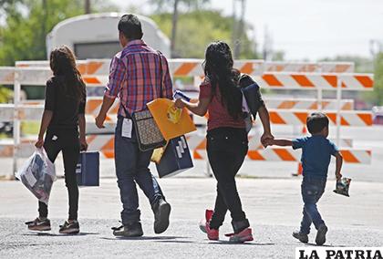 Debido a la capacidad limitada de muchos centros de la Patrulla Fronteriza en la frontera sur y de ICE, las autoridades empezaron a liberar el pasado 19 de marzo a las familias /Hoy Los Ángeles