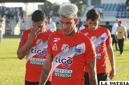 Jugadores de Nacional Potosí se lamentan por no poder ganar el partido /APG
