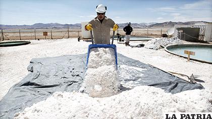 Trabajadores en el salar de Uyuni cumplen sacrificada labor para  procesar el litio, materia prima para fabricar baterías de ion litio