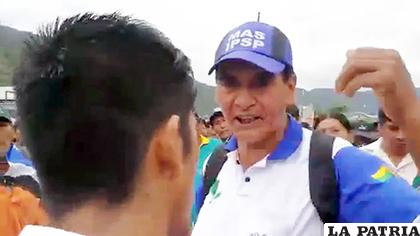 En el video que compartió FM Bolivia se puede ver a militantes del MAS que arrebatan las pancartas de los familiares /CAPTURA DE PANTALLA/ERBOl