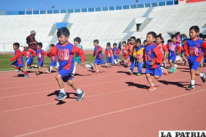 Los niños demostraron su destreza en el atletismo /Alex Zambrana/LA PATRIA