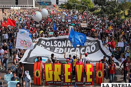 Miles de estudiantes marchan contra los recortes de Bolsonaro /www.aclo.org.bo
