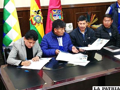 El acuerdo fue firmado ayer entre autoridades de SELA, Gobernación y Alcaldía de Oruro /LA PATRIA