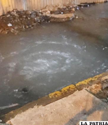 El momento en que la tubería arrojaba grandes cantidades de agua por su ruptura /REDES SOCIALES