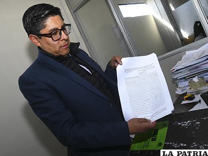 El fiscal Ruddy Terrazas muestra la solicitud del Alcalde Revilla, dijo éste gozaría de licencia por paternidad /APG