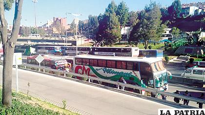 Al menos 15 buses esperaban debajo del puente de la Avenida Perú /ANF