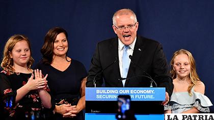 El primer ministro de Australia, Scott Morrison, que salió triunfador en los comicios legislativos, en compañía de su familia /france24.com