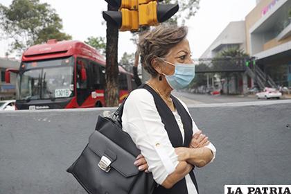 Una mujer utiliza barbijo debido a la contaminación, en Ciudad de México /portalautomotriz.com