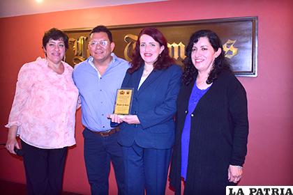Ejecutivas de LA PATRIA recibieron el reconocimiento de los Residentes Orureños en Cochabamba