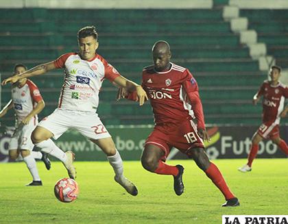 Diego Hoyos domina el balón ante la marca de Yoni Ángulo /APG