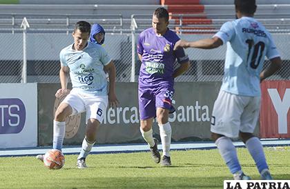 Daniel Camacho domina el balón ante la mirada de su rival /APG
