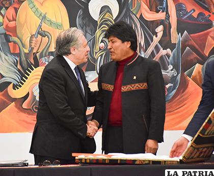 Luis Almagro, secretario general de la OEA saluda al Presidente Morales /abi.bo 