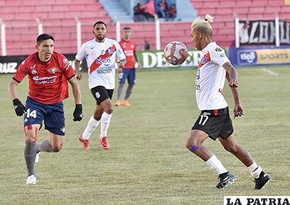 Luiz Felipe Guaqui domina el balón ante la marca de Jorge Ortiz /APG