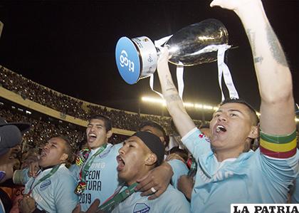 Saavedra y Arce con el trofeo en alto /APG