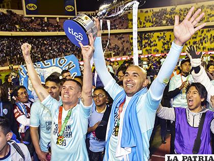 Callejón y Riquelme levantan el trofeo /APG