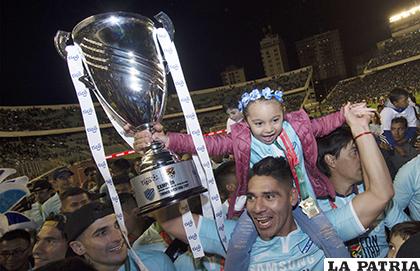 Luis Gutiérrez celebra con el trofeo en manos /APG