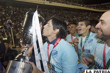César Vigevani a manera de celebrar besa el trofeo /APG