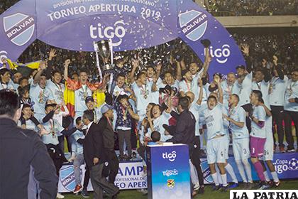 La plantilla de jugadores de Bolívar celebra el título /APG