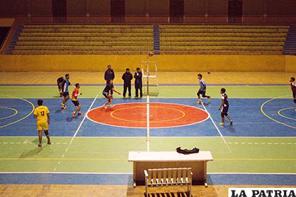 Miguel Aguilar observa el entrenamiento de sus dirigidos /Alejandro Valdez/LA PATRIA