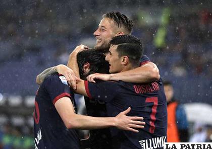 El jugador del Bologna, Andrea Poli, izquierda, celebra con su compañero Riccardo Orsolini tras anotar el primer gol de su equipo /sfchronicle.com