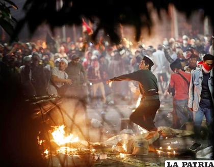 Ciudadanos indonesios se enfrentan a la policía durante una protesta cerca de la sede del Consejo de Supervisión Electoral /EFE