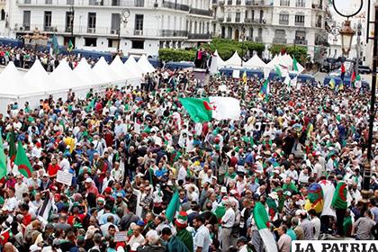 Cientos de argelinos protestan contra el régimen del gobierno en Argel (Argelia) /EFE