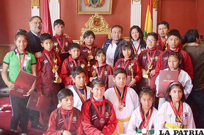 Deportistas que recibieron el galardón por su buena representación de Oruro /OVIDIO CAYOJA/LA PATRIA