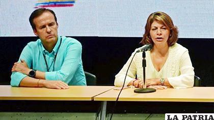 Quiroga junto a Laura Chinchilla en 2017 en Venezuela /AFP