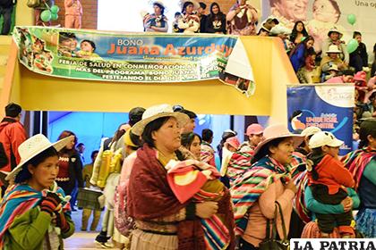 Varias madres junto a sus niños participaron de una feria de salud del Bono Juana Azurduy /SEDES