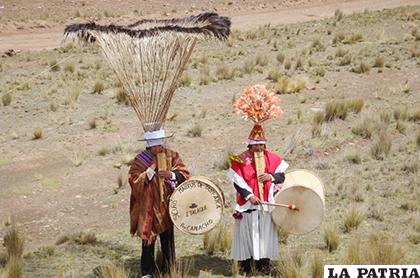Los sikuris de Taypi Ayca Italaque usan las plumas para adornar su vestimenta