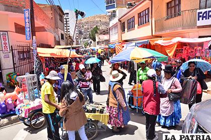 Existe una gran cantidad de comerciantes ambulantes en Oruro /LA PATRIA/ARCHIVO