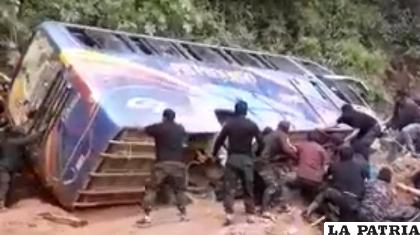 Bus volcado en la ruta Guanay - Mapiri /Captura de video/ANF