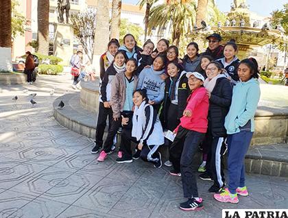 La delegación de Alemán en la Plaza 15 de Abril de Tarija /Cortesía José Sánchez 