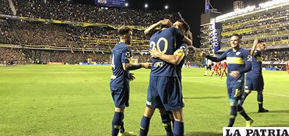 Festejan los jugadores de Boca por el triunfo y la clasificación a la final /ole.com