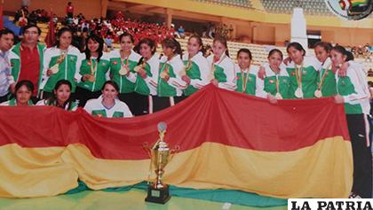 El 2013 logró la medalla de oro con la selección de Oruro en los Juegos Trasandinos