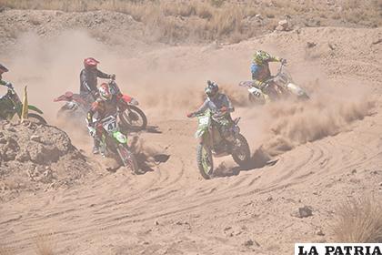 Jhon López con la máquina No. 98 en plena competencia /Reynaldo Bellota - LA PATRIA
