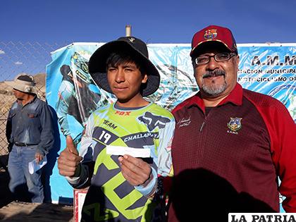 Entrega simbólica del premio más importante por parte del municipio /Cortesía Mauricio Ramos