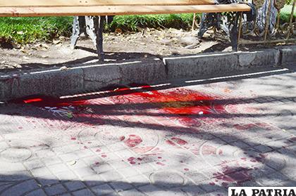 El charco de sangre al pie de uno de los bancos de la Plaza /LA PATRIA