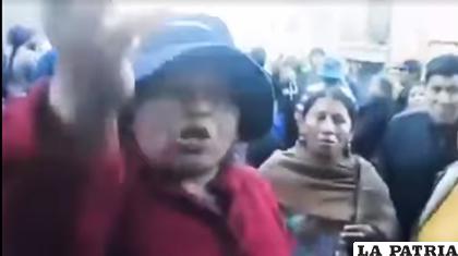 La mujer reclama y agrede al periodista de radio FMBolivia /Captura de imagen/ Galo Hubner
