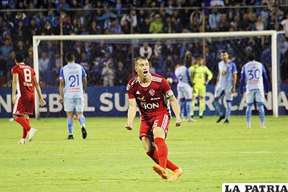 Cristian Coimbra jugador de Royal Pari celebra el gol que les dio la clasificación
