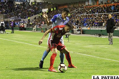 Mauro Milano con el dominio del balón /APG