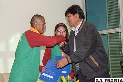 Vidal Basco en la víspera recibió un incentivo económico /cortesía Nemia Coca
