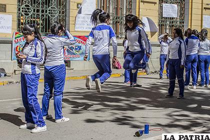 Las chicas del Ballivián revivieron los juegos de antaño /Alejandro Valdez - LA PATRIA