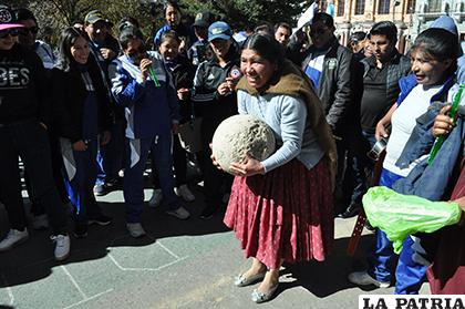Funcionarios de la Gobernación en plena actividad deportiva /Alejandro Valdez - LA PATRIA