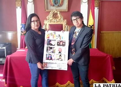 La secretaria de Cultura Zobeida Ledo junto a Calizaya muestran afiches de nueva obra /LA PATRIA
