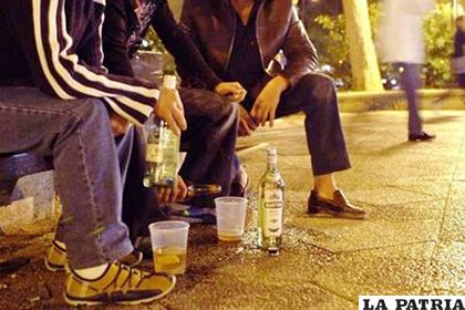Varios adolescentes fueron sorprendidos consumiendo bebidas alcohólicas en vía pública /Metro Ecuador