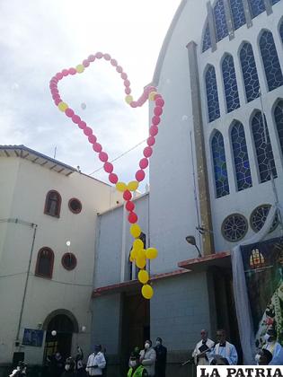 Un rosario y globos blancos llegaron al cielo orureño /LA PATRIA