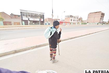 Una adulta mayor deambula por las calles vacías de Oruro /LA PATRIA
