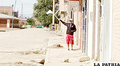 En la urbanización Sierra Mier algunos vecinos sacaron sus banderas blancas /LA PATRIA